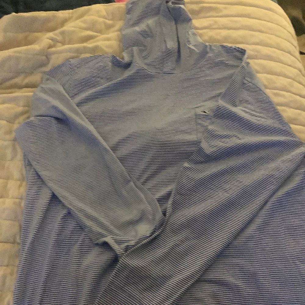 Vineyard vines cotton hooded light weight shirt.